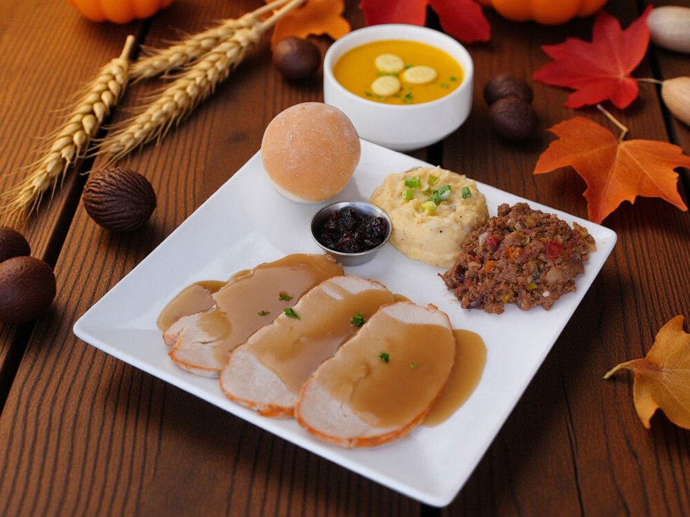 Combo 1 de Thanksgiving en TGI Fridays Tijuana: Plato con rebanadas de pechuga de pavo bañadas en gravy, puré de papa, relleno, salsa de arándanos y crema de calabaza.