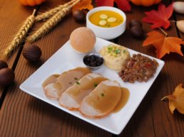 Combo 1 de Thanksgiving en TGI Fridays Tijuana: Plato con rebanadas de pechuga de pavo bañadas en gravy, puré de papa, relleno, salsa de arándanos y crema de calabaza.