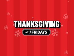 Banner de la promoción de Thanksgiving en TGI Fridays Tijuana sobre un fondo rojo festivo con rayas y copos de nieve.
