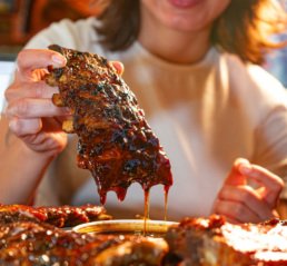 Menú de Charolas para Fiestas de TGI Fridays Tijuana. Paquetes de Costillas, Alitas Buffalo y Boneless ideales para 8 personas. Disponibles para llevar, servicio a domicilio y pick-up en sucursales Zona Río y Macroplaza.