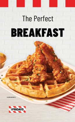 Imagen principal del menú de desayunos de TGI Fridays Tijuana titulada The Perfect Breakfast, mostrando un generoso platillo de Chicken and Waffle con waffle dorado calientito y tiras de pollo crujiente bañadas en miel preparadas a la orden.